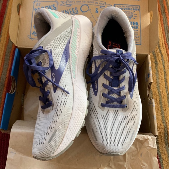 Women’s Size 8.5 Medium Width (B) Brooks Adrenaline GTS 22 Running Shoes - Picture 2 of 7